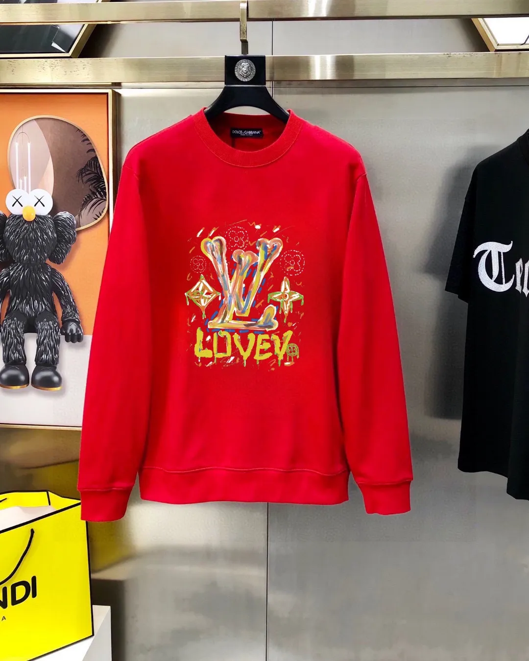 🅿️220 brand [LV Louis Vuitton] (good news for fat people) 2025ss autumn latest long-sleeved round-neck sweatshirt, on sale simultaneously on the official website. Refreshing and breathable. Made of top Tencel Roman. Comfortable and soft. 3D three-dimensional clarity. Super fashion sense. Great for gifting and keeping for yourself. Size: M-5XL (can wear up to 220 pounds)